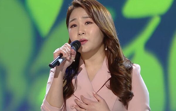 '가요무대'에서 '내 인생 내가'를 열창하는 해수 씨 /사진=KBS 유튜브