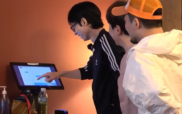 키오스크 주문을 헤메는 유재석 /사진='뜬뜬' 유튜브