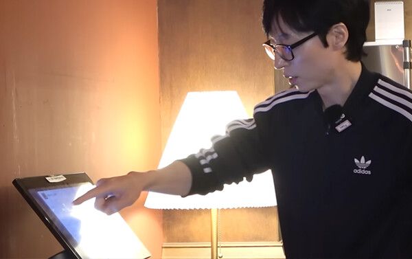 키오스크 버튼을 누르는 유재석 /사진='뜬뜬' 유튜브
