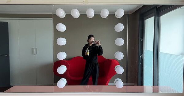 화장대 거울 앞 프리지아 /사진='THE 프리지아' 유튜브