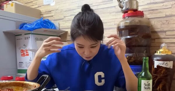 머리를 감게 시켰다고 말하는 미자 /사진=유튜브