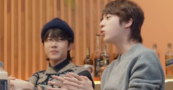 2018년 'MAMA'에서의 이야기를 나누는 진 /사진='슈취타'