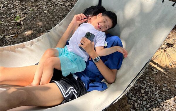 동생 정우와 함께 해먹에 누워있는 정안 군 /사진=인스타그램