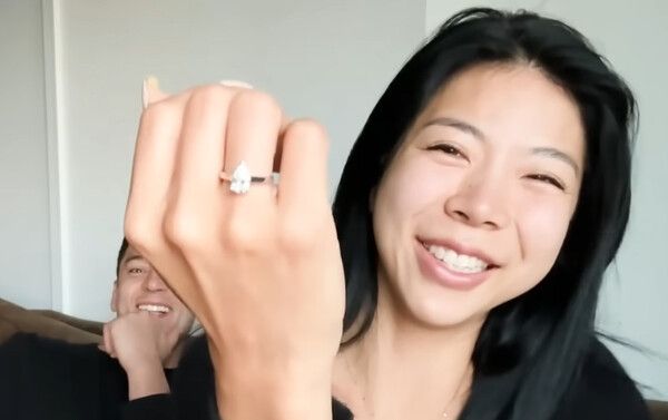 줄리엔강에 받은 약혼반지를 공개하는 제이제이 /사진=유튜브