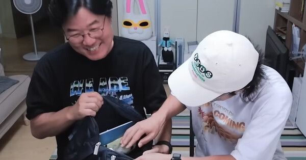 가방 속 아이템을 공개하는 나영석PD와 김대주 작가 /사진='채널 십오야' 유튜브