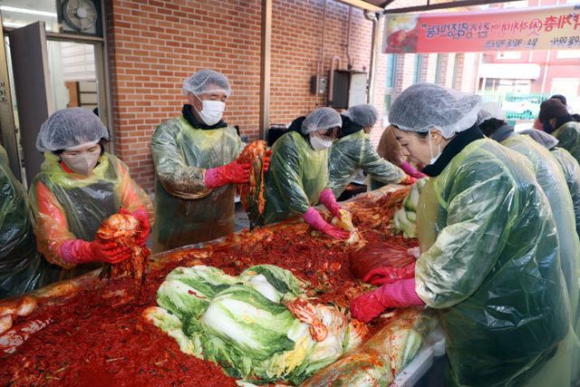 수원특례시의회, 민들레봉사단 ‘소외계층’ 김장담그기 참여