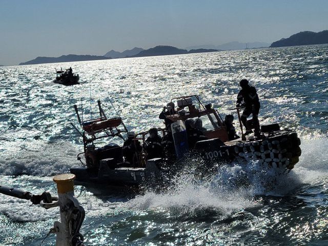 검색요원 불법외국어선(모의선) 등선모습 사진