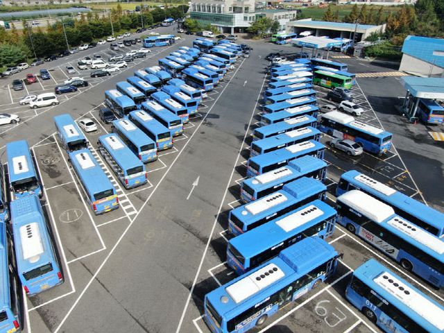 파업에 멈춘 시내버스<YONHAP NO-2862>