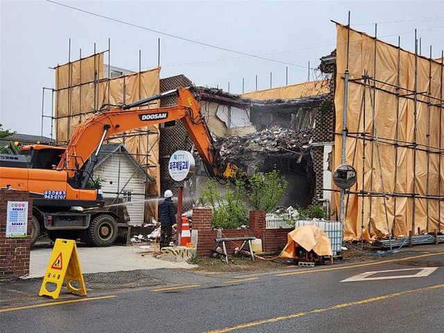 파주 성매매 집결지 내 불법건축물 자진 철거 줄이어