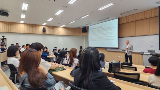 유타대 보도자료 사진_쿠팡 케일럽 힐 부사장 초청 특강