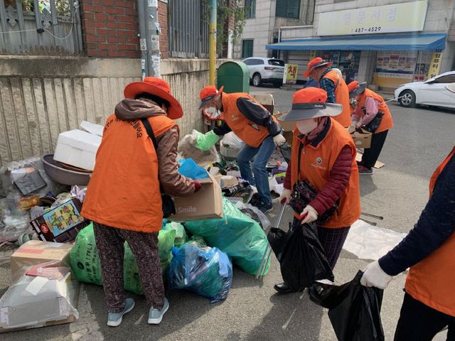 사진1) 서구 만년동 일원 실버 거점 클린업 사업 추진 장면