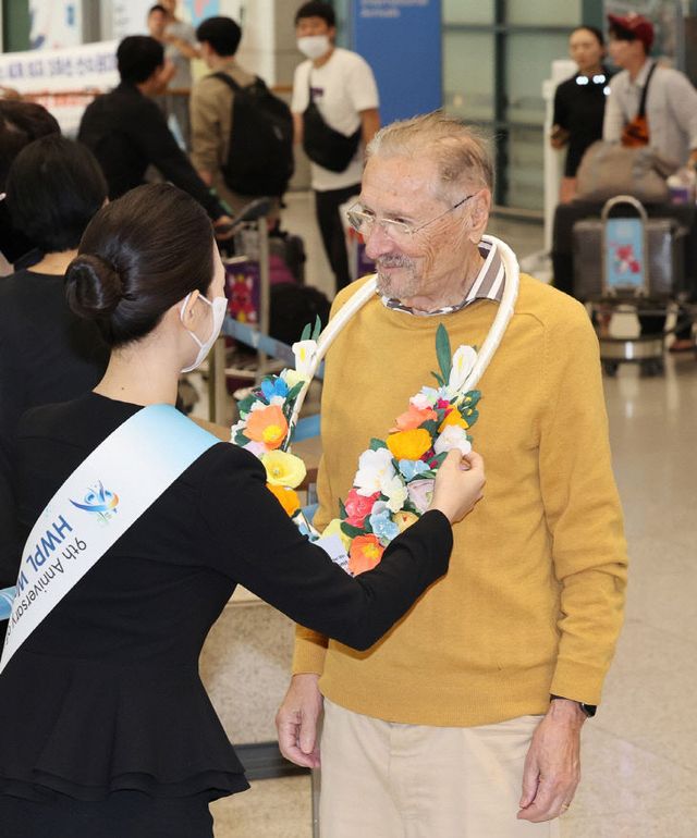 꽃목걸이 받는 전 루마니아 대통령