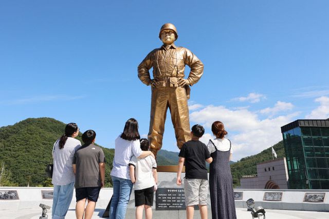 다부동전적기념관을 찾은 가족 단위 관람객