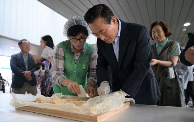 장애인 어울림행사 진행을 돕는 백성현 논산시장