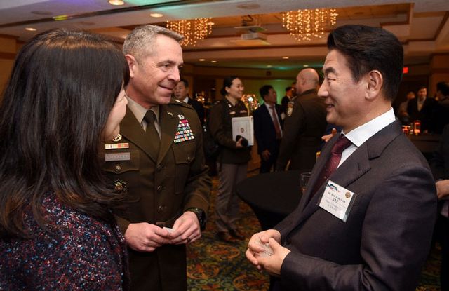 [포토]김동근 의정부시장, 용산-케이시 기지사령부 설날 리셉션