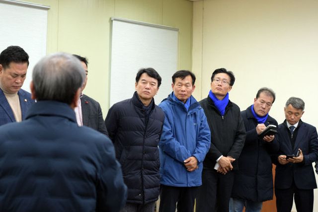 서천특화시장 화재피해 상인들과 간담회를하느 민주당 대책특위