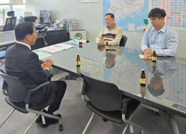 국토부 기획담당관에게 사업을 건의하는 김문근 군수