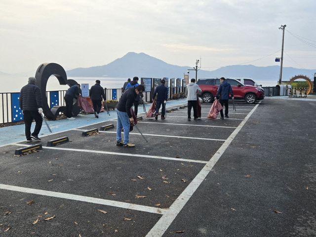 교동면 이장단 해안 쓰레기 수거 앞장