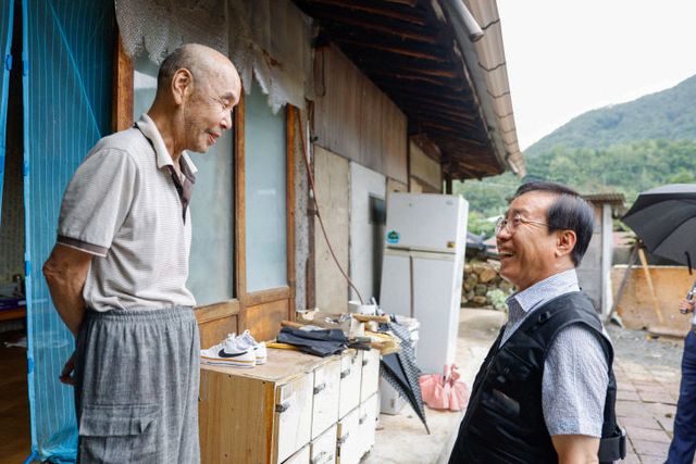 보도 1) 주민과 인사를 나누는 김문근 군수