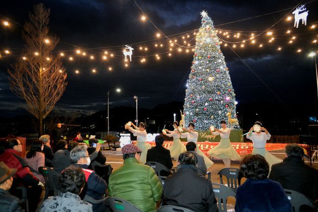 4. 음성군, 음성문화예술회관에 성탄 트리 점등(2)
