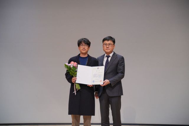 보도 1) 우수 지자체 수상(좌측 김학민 관광과 관광시설팀장)