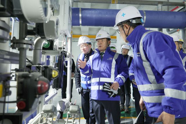 [사진] 2. 윤석대 사장, 활성탄 비축창고 점검