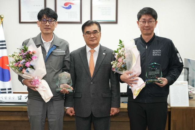 지방세 유공납세법인에 감사패를 전달한 김기웅 서천군수