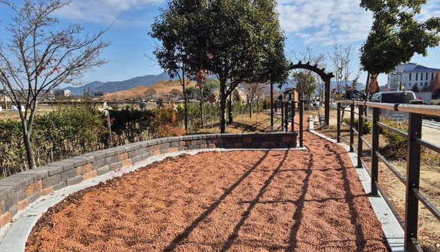 고성군 송학천 수변쉼터 ‘황토볼 맨발길’ 조성