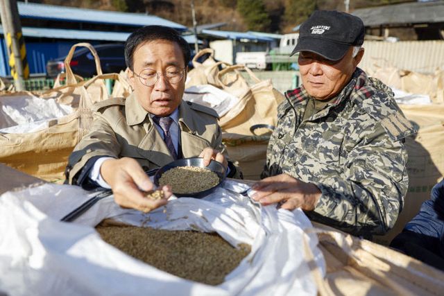 격려하는 김문근 군수 (1)