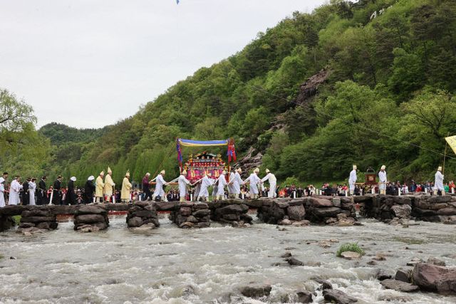 농다리축제 상여다리 건너기 사진