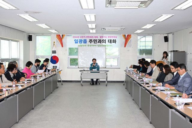 ㅇㄹ의에 답변하고 있다