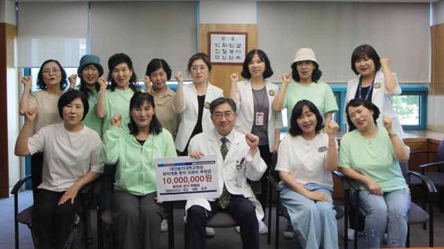 가수 황영웅 팬클럽 기부금 전달식 1_edited