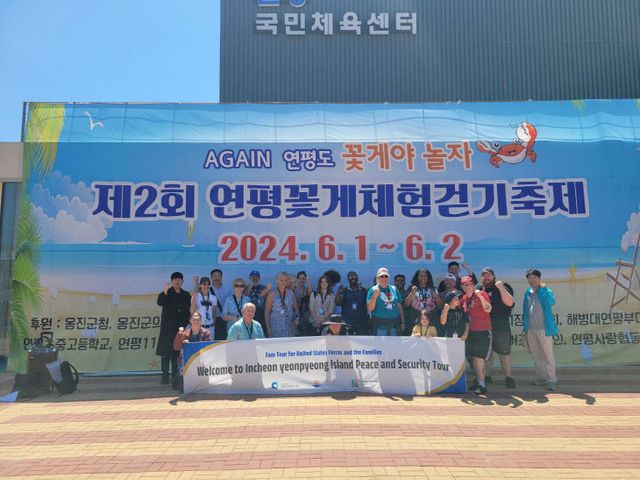 꽃게축제를 즐기고 있다.