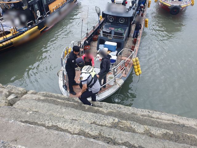 해상표류자를 구조에 성공해 보호자에게 인계하고있다