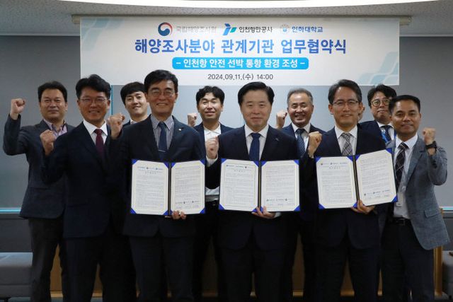 체 기념촬영을 하고 있다.