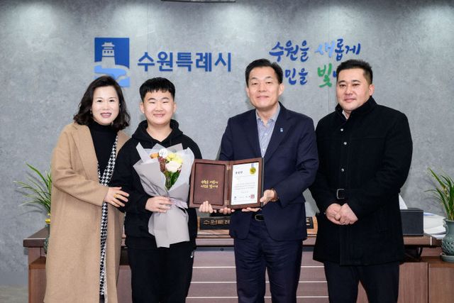 이재준 시장,무안공항 봉사활동 ‘전시윤’ 학생 표창수여