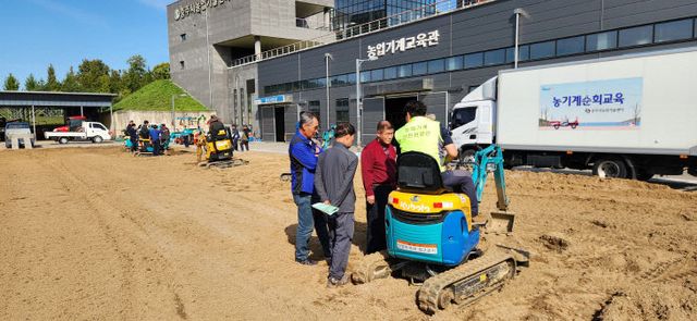 (24년 소형 굴착기 교육모습 1)
