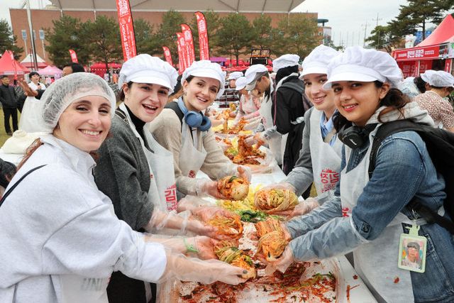 2024년 김장축제에서 김장체험하는 해외 인플루언서