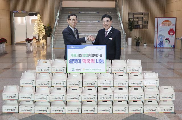 농협 떡국떡 기탁 (왼쪽부터 김광영 지부장, 이응우 시장)