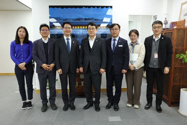 3-2. 심덕섭 고창군수, 국가유산청장 면담 사진 (1)
