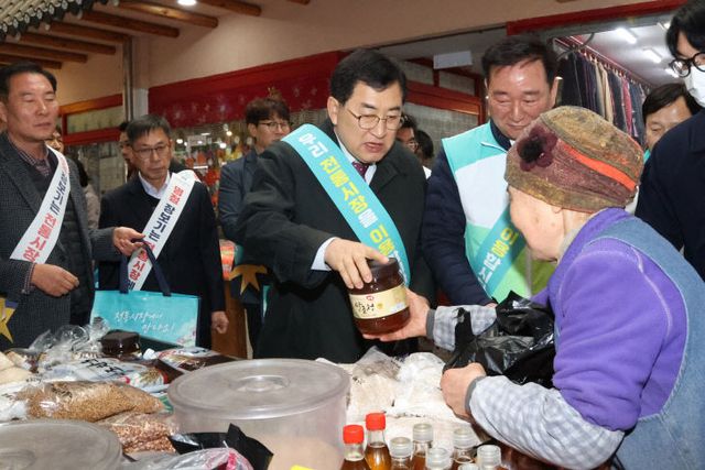 주낙영 시장이 중앙시장을 방문