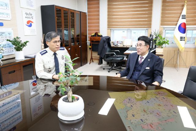 (좌_이동우 계룡소방서장 우_이응우 계룡시장)