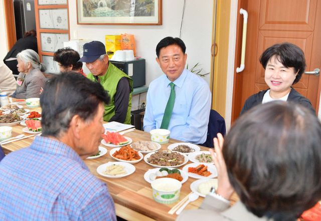 마을 경로당을 찾은 김한종 장성군수