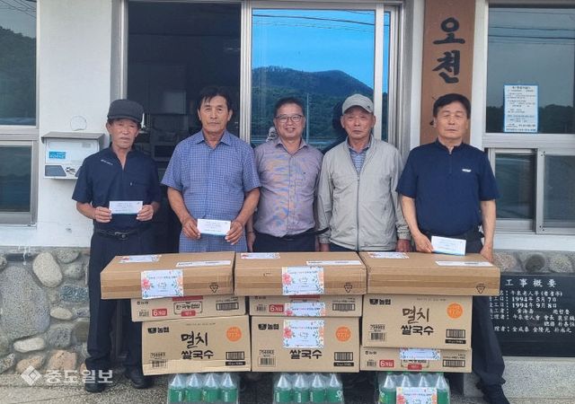 3_지품면 노인회, 명절 맞아 경로당 선물비 전달