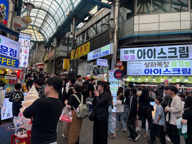 보도 1) 관광객으로 북적이는 단양구경시장(2)