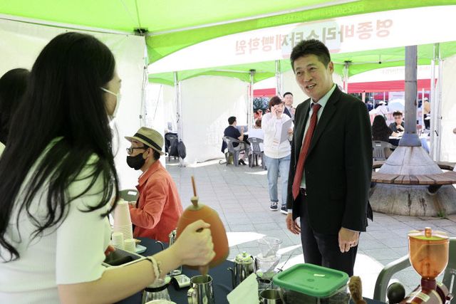 1-2 보도사진 (2025 하반기 중구 일자리박람회 성료)