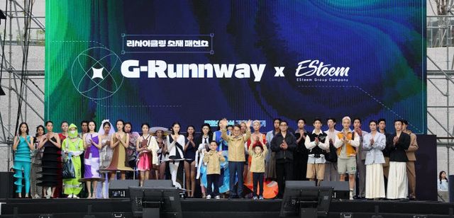 김동연 경기지사, 도민의 날 ‘패션쇼 워킹’