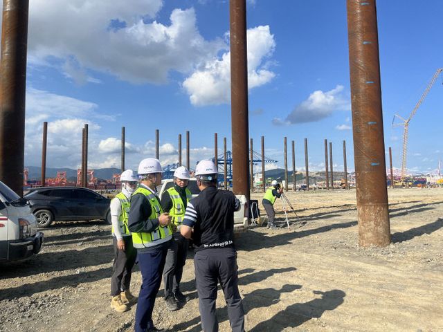 [251002 보도사진] 신항 서컨테이너부두 ( 직원들