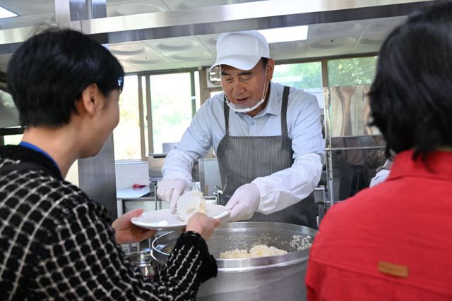 박형덕 동두천시장, 동두천요양원에서 ‘따뜻한 사랑나눔 배식