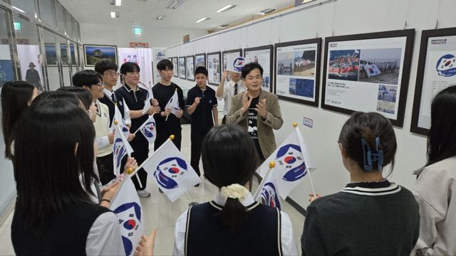 2.청소년들에게 독도의 날 의미를 설명하는 길종성회장